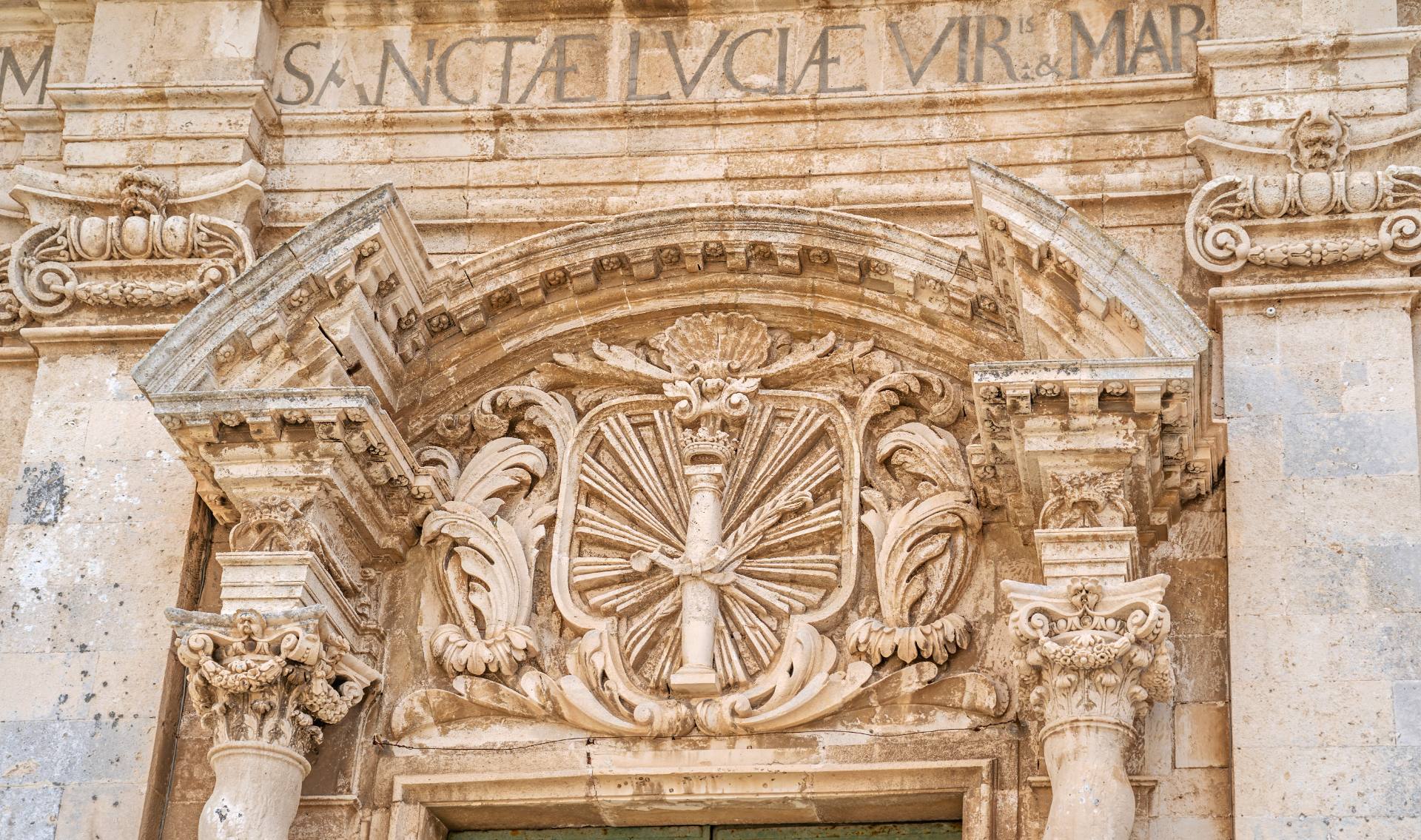 Detail des Portal der Chiesa di Santa Lucia alla Badia